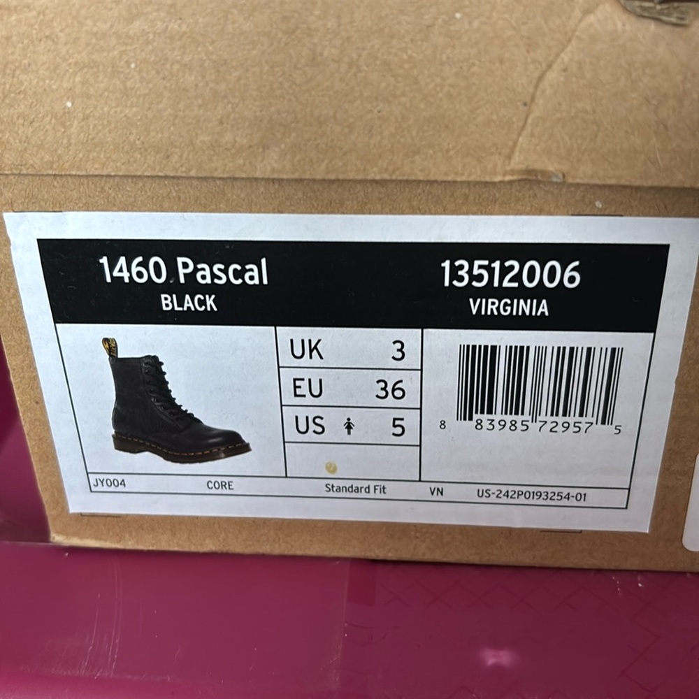 Barely worn Dr. Martens women’s boots. 1460 Pascal Black.In excellent condition!